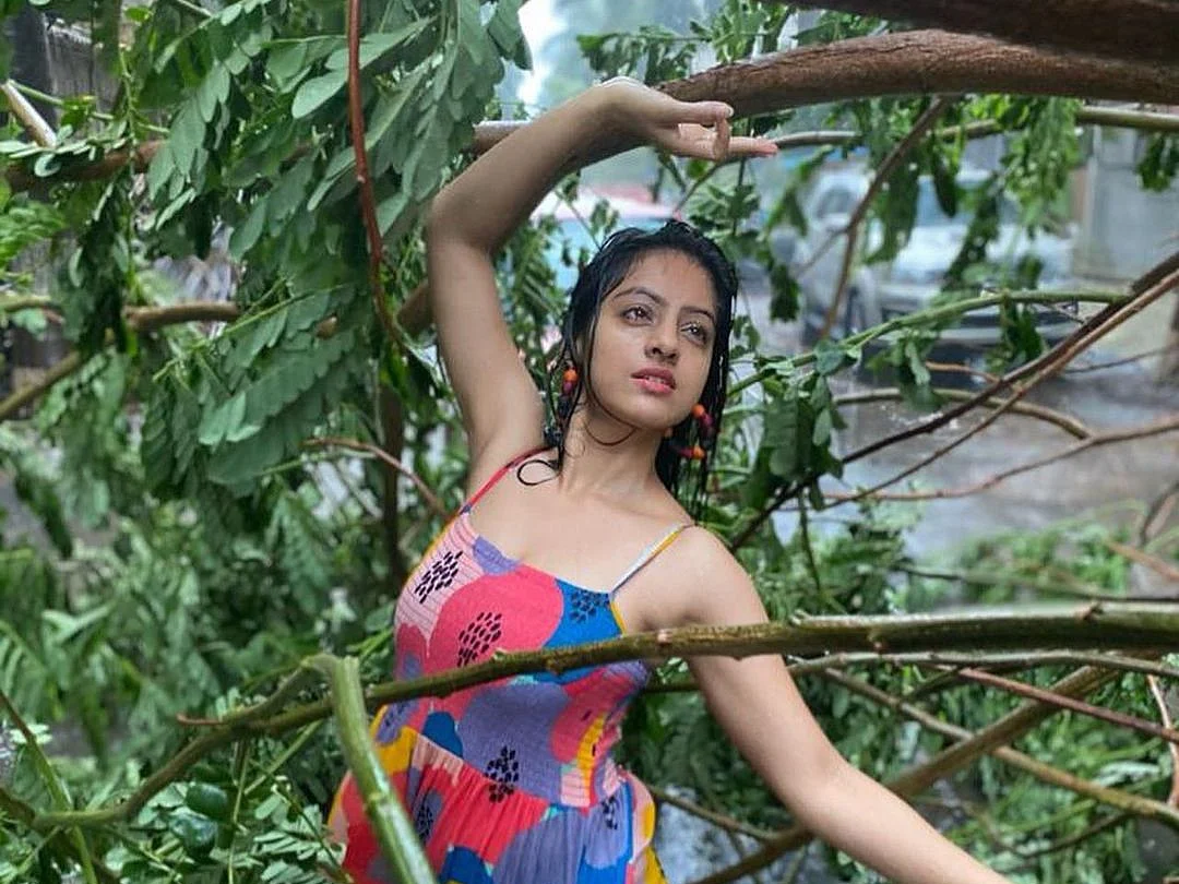 `புயலால் சரிந்த மரத்தின் முன் போட்டோஷூட்டா?' - விமர்சனங்களுக்குள்ளான நடிகையின் இன்ஸ்டா பதிவு!