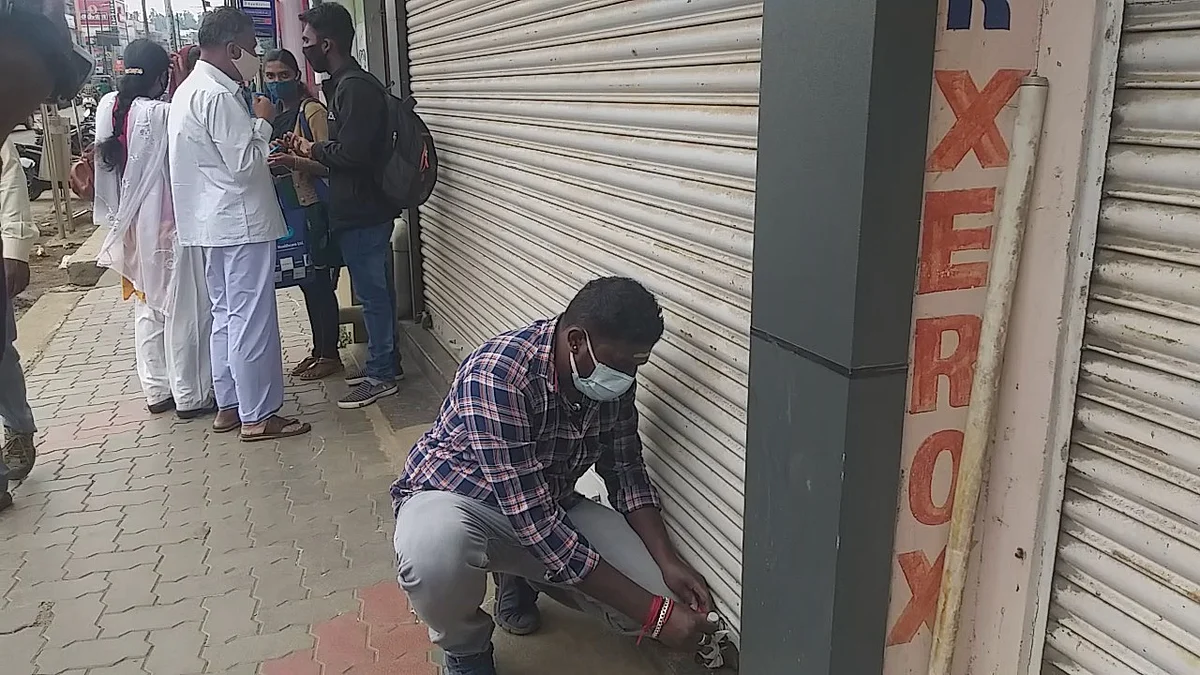 சீல் வைத்த அதிகாரிகள்.