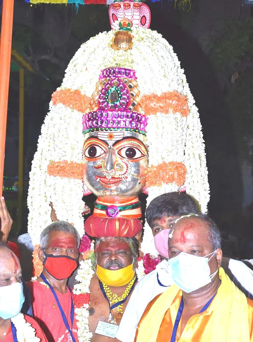 கோயிலுக்குள் வலம்வந்த அம்மனின் சிரசு
