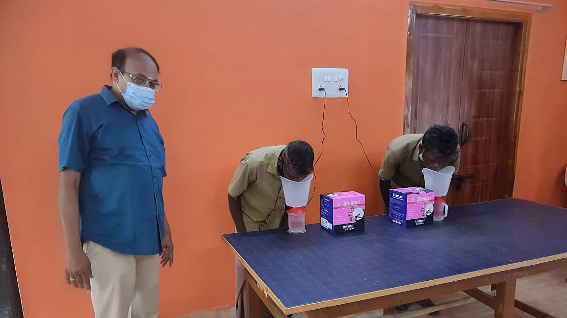 நீராவி பிடிக்கும் தூய்மை பணியாளர்கள்