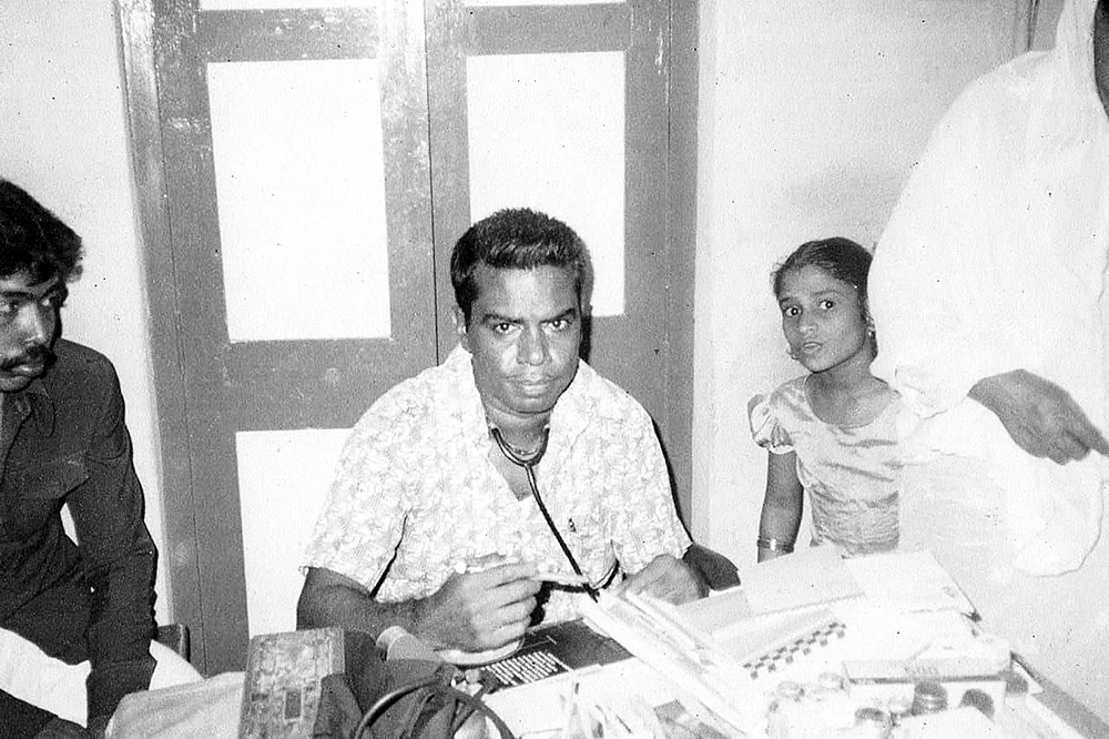 மகன் தந்தைக்காற்றிய உதவி மக்களுக்கு உழைத்தல்!