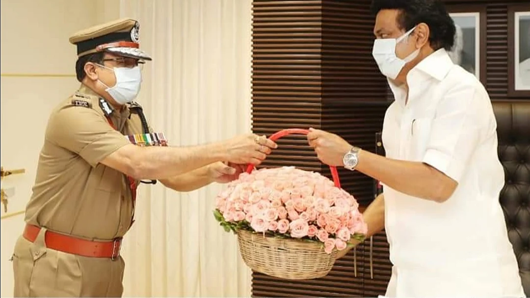 ஸ்டாலினுக்கு பொக்கே வழங்கும் அதிகாரி