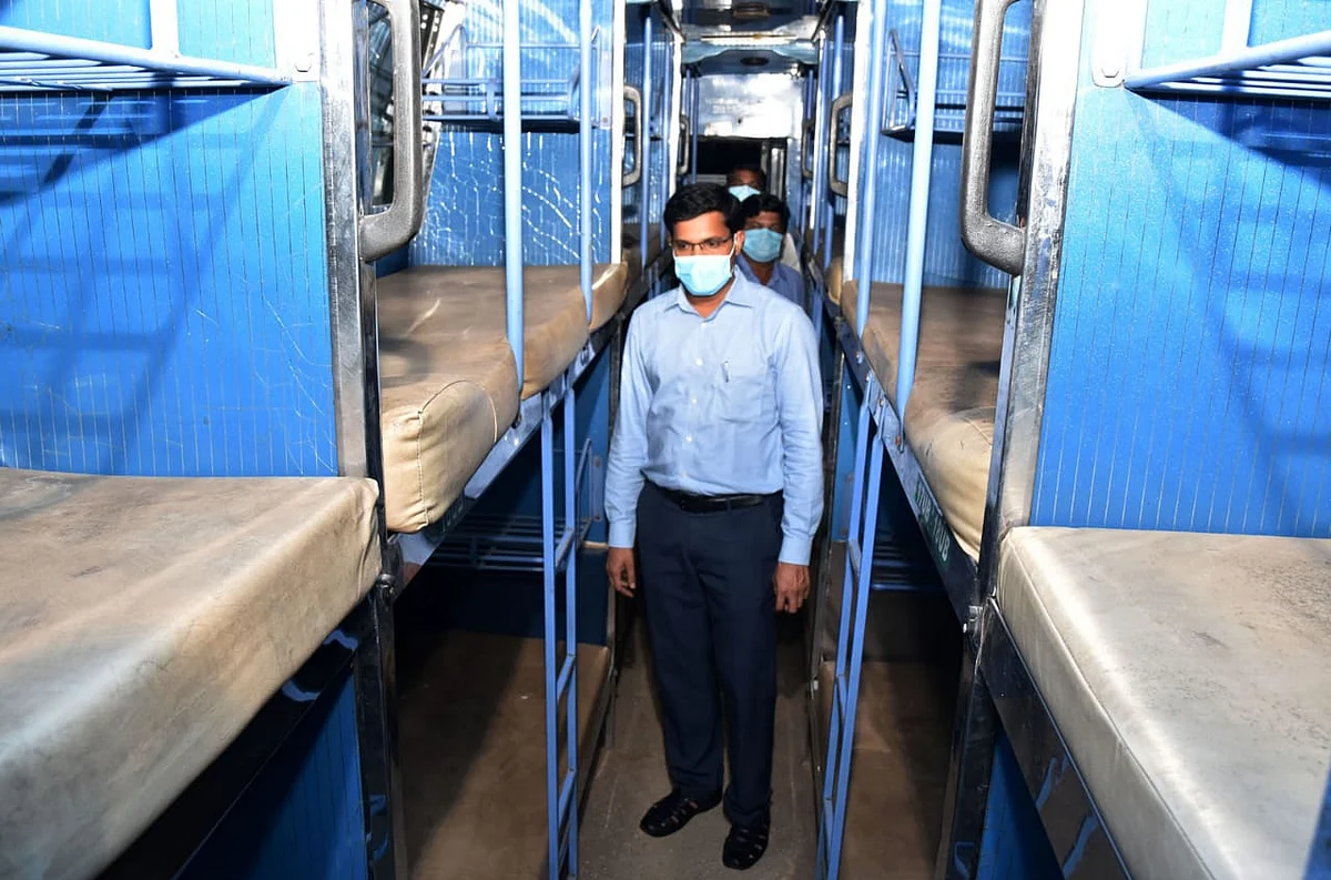 பேருந்துக்குள் கலெக்டர்