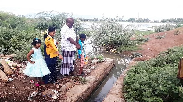 குளத்தில் கழிவுநீர் கலக்கும் இடம்