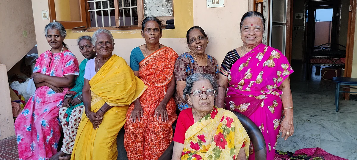 மகிழ்ச்சி முகத்துடன் இல்லத்தினர்