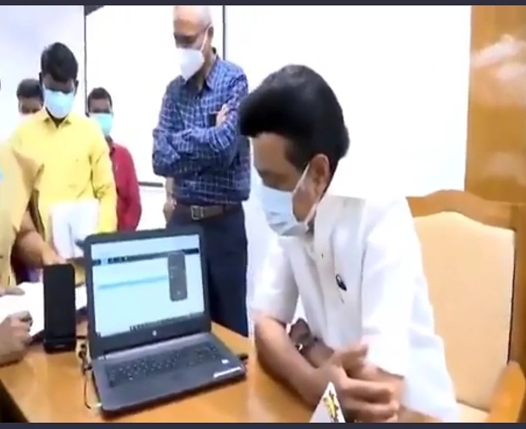 பயனாளர்களுடன் ஸ்டாலின் பேச்சு