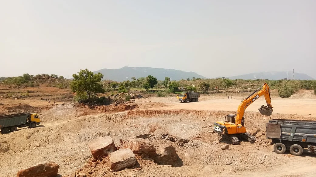 தூர் வாரும் பணி (கோப்பு படம்)