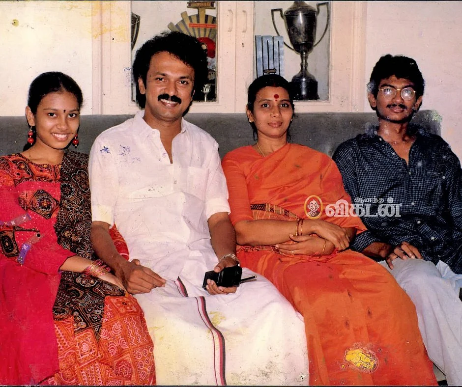 மு.க.ஸ்டாலின் குடும்பத்தினருடன்