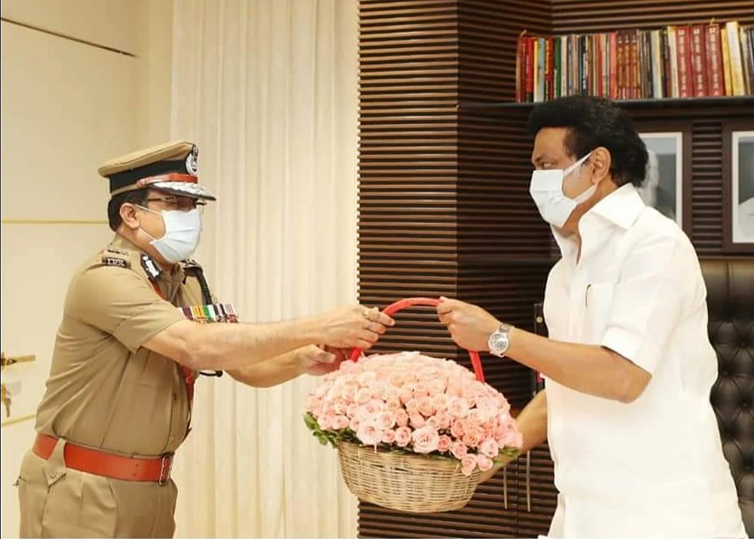 முதலமைச்சருக்கு பொக்கே கொடுக்கும் காவல் துறை டி.ஜி.பி