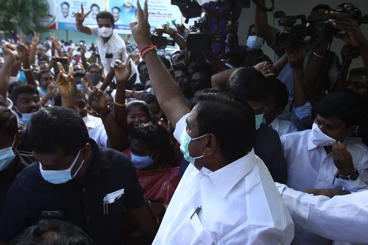 'கூச்சல்; குழப்பம்;அதிமுக எம்.எல்.ஏ-க்கள் கூட்டம் திங்கள் கிழமைக்கு ஒத்திவைப்பு!'#NowAtVikatan