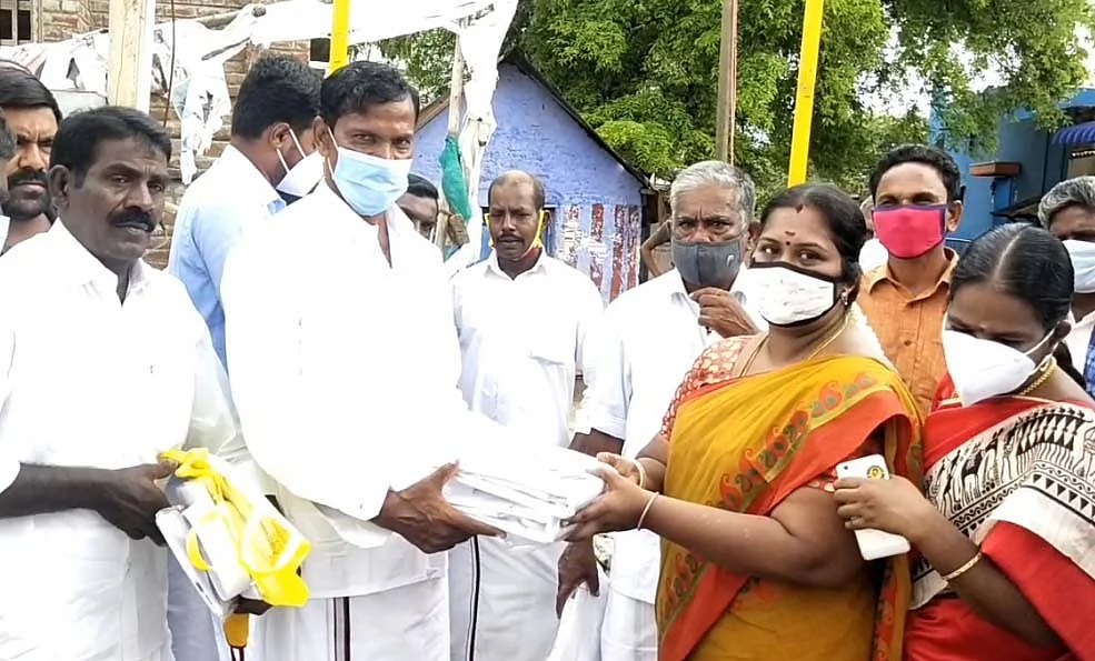 வெள்ளைச் சட்டைக்கு மாறிய சேகர்