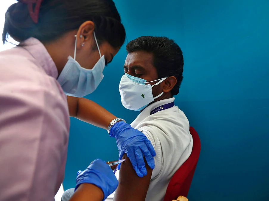 Covid Questions: தடுப்பூசிக்குப் பிறகு உடலுறவில் திருப்தியில்லை; என் அச்சம் சரியா?
