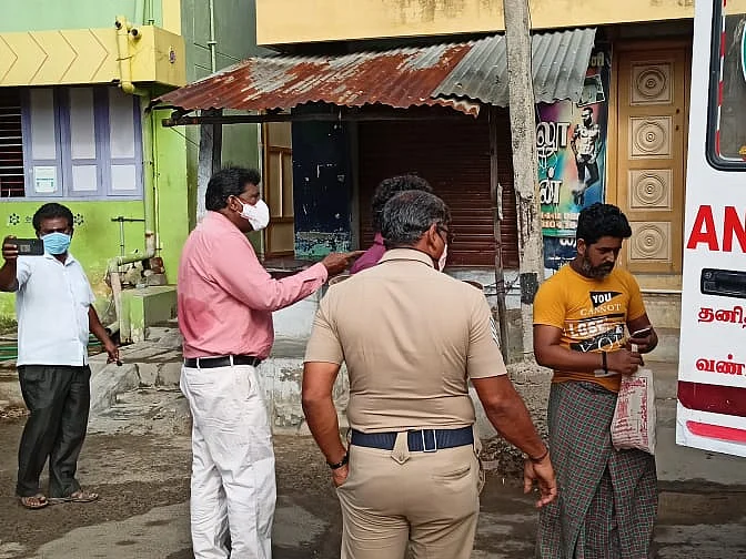 ஊரடங்கில் சுற்றித் திரிந்தவர்களை ஆம்புலன்ஸில் ஏற்றும் தாசில்தார்! - பதறும் அருப்புக்கோட்டை மக்கள்