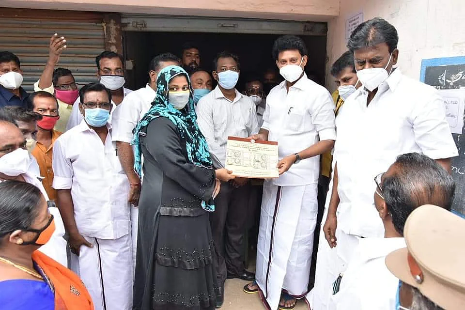 நிவாரண உதவித்தொகை வழங்கும் அன்பில் மகேஷ்