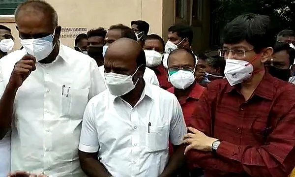 சபாநாயகர் மற்றும் சுகாதாரத்துறை செயலருடன் அமைச்சர்