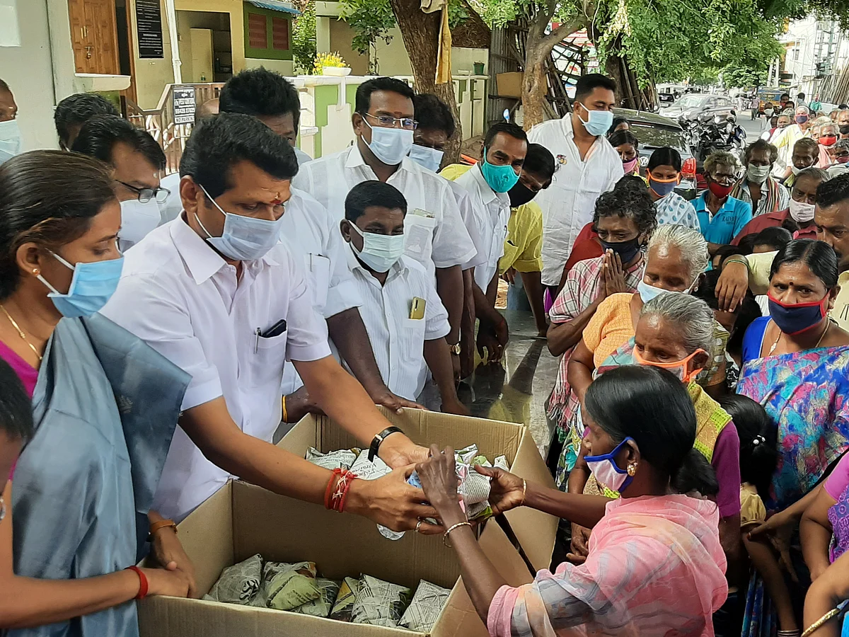 கரூர்: 'தளபதி கிச்சன்; மூன்று வேளை இலவச உணவு!'- தொடங்கிவைத்தார் அமைச்சர் செந்தில் பாலாஜி