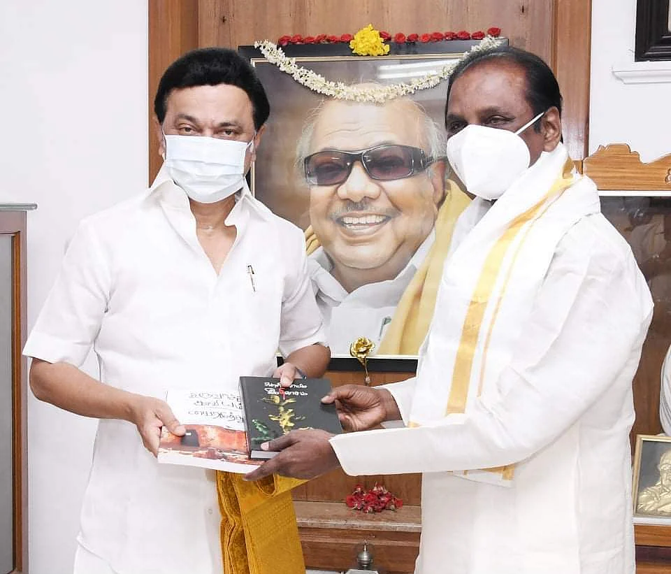 விருது பெறாமலேயே விருதை திருப்பியளிப்பதாக அறிவித்த வைரமுத்து… ONV விருது அறிவிப்பில் நடந்தது என்ன?!