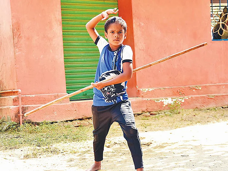 மூன்றே விரல்கள், சுழலும் சிலம்பம்... சுட்டி சாம்பியன் யாஷிகா