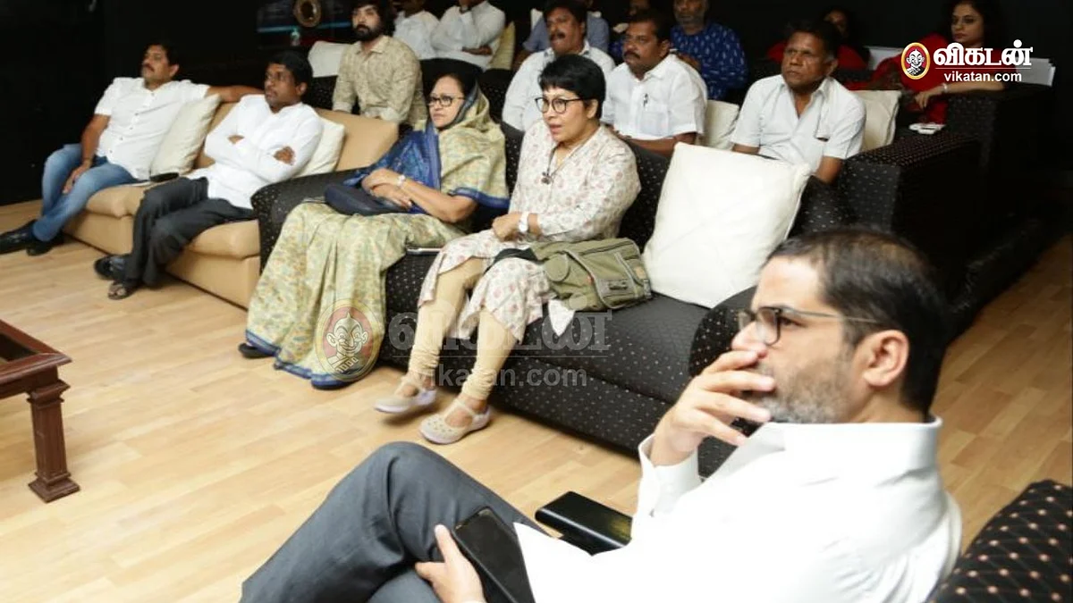 மக்கள் நீதி மய்ய உறுப்பினர்களுடன் பிரசாந்த் கிஷோர்