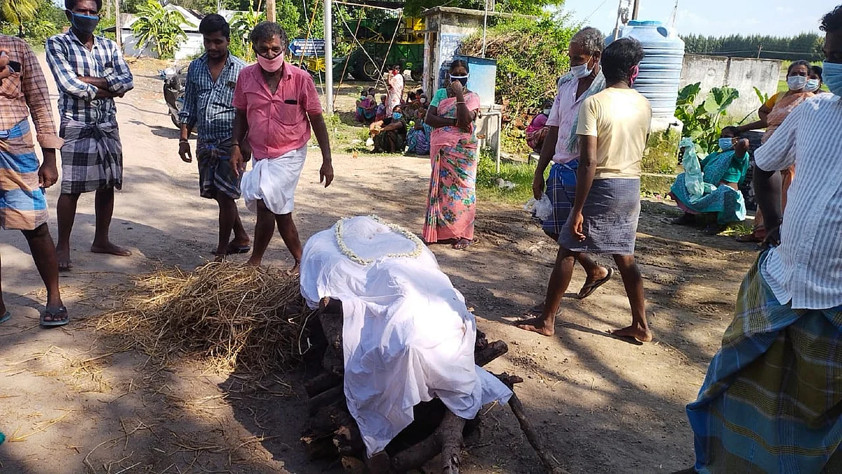 ஊர் மக்கள் எரிப்பதற்கு தயாராக வைத்திருந்த மாதிரி பிணம்.