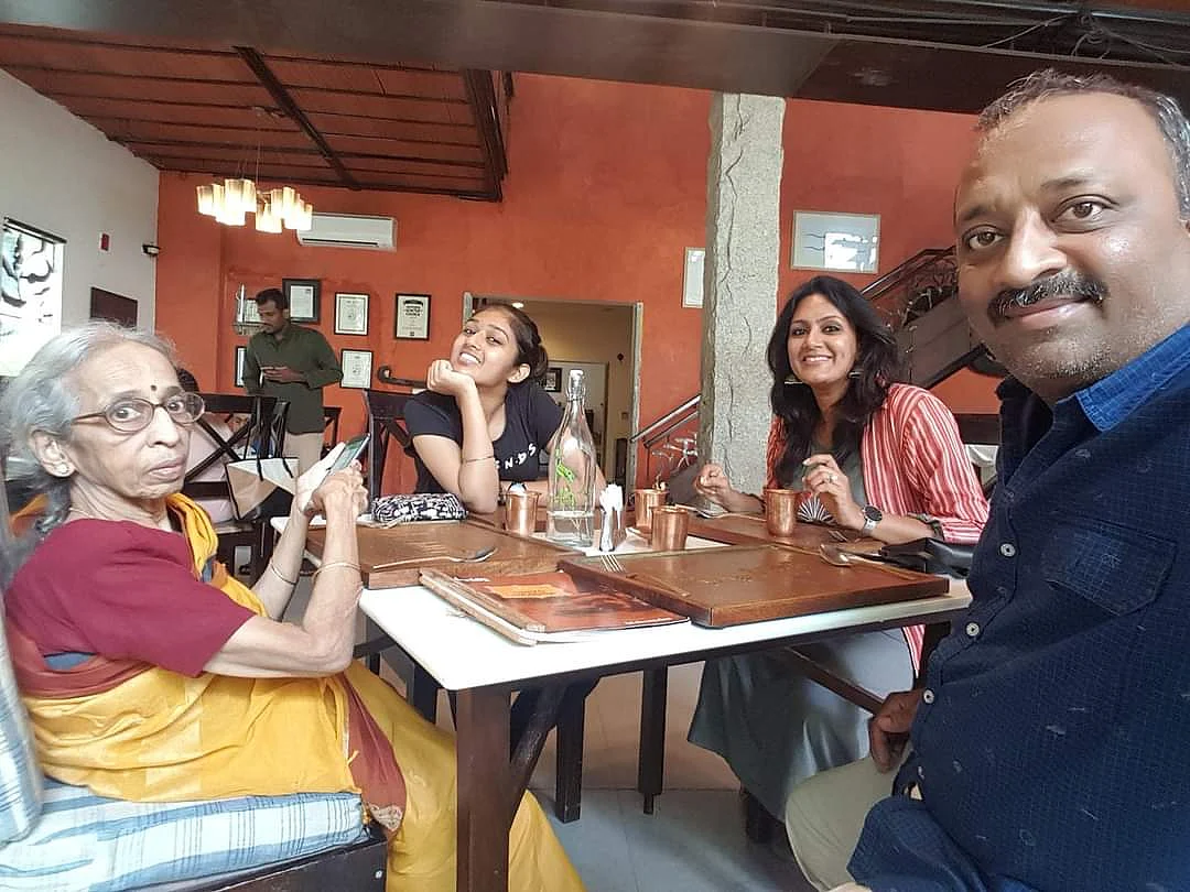 குடும்பத்தினருடன் தேவதர்ஷினி