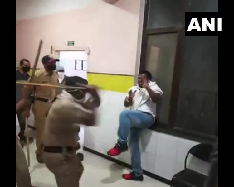 போலீஸார் தாக்கும் காட்சி