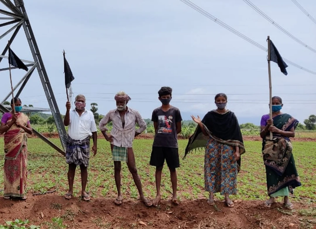 கறுப்புக் கொடியுடன் விவசாயிகள்