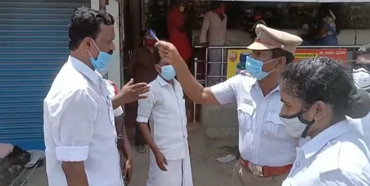 தி.மு.க நிர்வாகி நீலகண்டனுடன் மோகன்