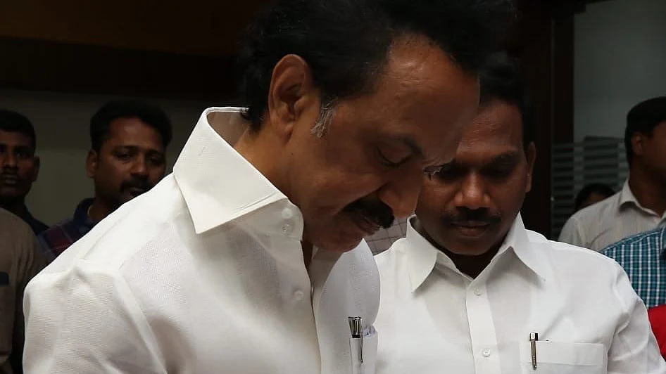 கையெழுத்திடும் ஸ்டாலின்