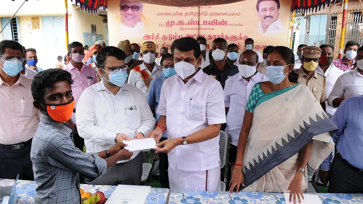 நிதி வழங்கும் ஜோதீஸ்வரன்