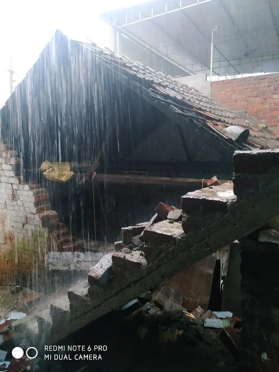 இடிந்து விழுந்த வீடு