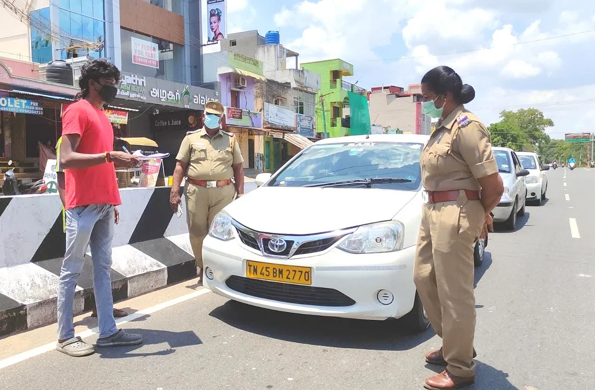 வேலூரில், வாகன தணிக்கையில் ஈடுபட்ட இளைஞர்