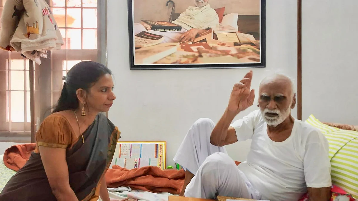 எழுத்தாளர் கி.ரா-வுடன் கவிஞர் குட்டி ரேவதி