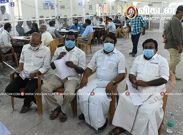 வாக்கு எண்ணும் மையத்தில் நயினார் நாகேந்திரன்