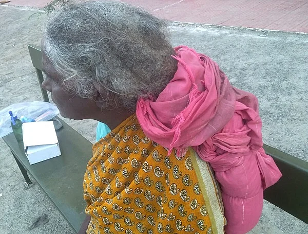 ஆதரவற்றோர் மையம் வந்த மூதாட்டி