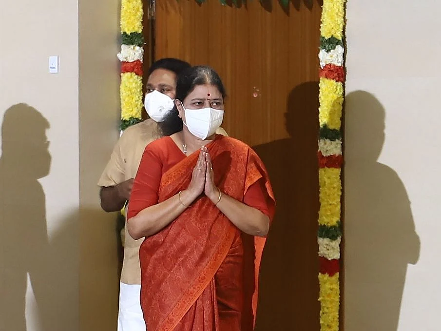`சைலன்ட்’ தினகரன் ; அழைக்குமா அ.தி.மு.க?! - சசிகலா நிலைப்பாடு என்ன?