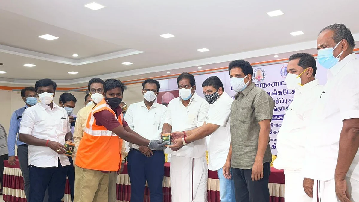 மருந்துப் பெட்டகம் வழங்கும் நிகழ்ச்சி