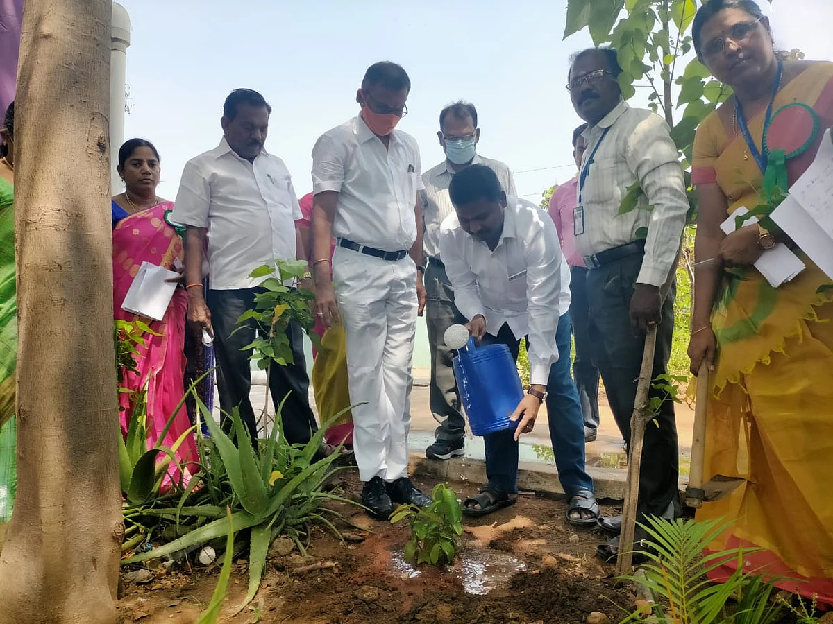தண்ணீர் ஊற்றும் நரேந்திரன் கந்தசாமி