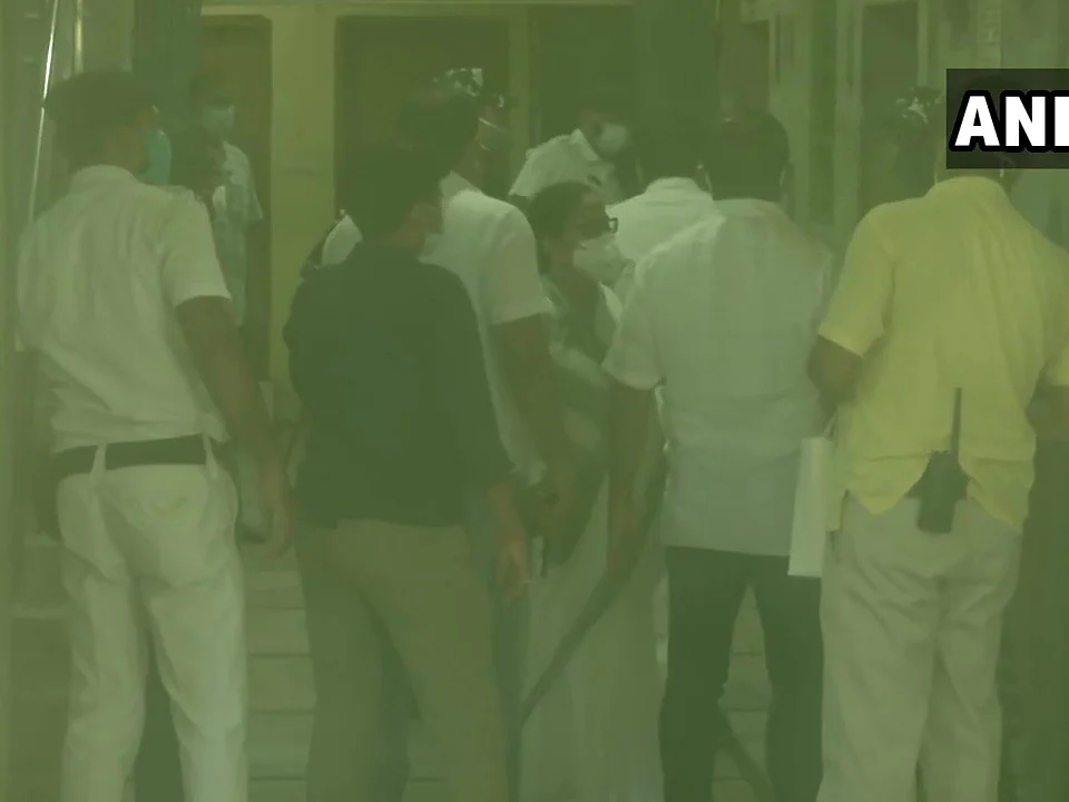நாரதா வழக்கு: அமைச்சர்களைக் கைதுசெய்த சிபிஐ; `என்னையும் கைதுசெய்யுங்கள்!’ -ஆவேச மம்தா |நடந்தது என்ன?