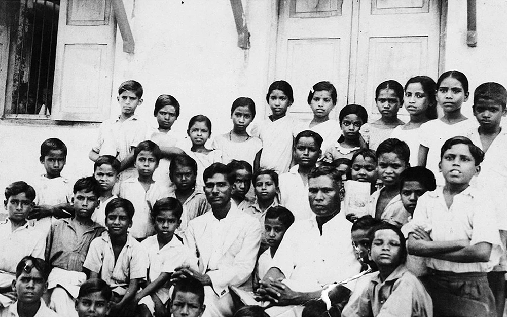 மகன் தந்தைக்காற்றிய உதவி மக்களுக்கு உழைத்தல்!