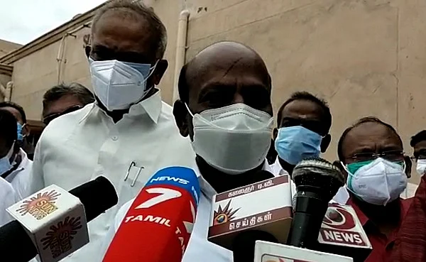 செய்தியாளர்களுக்கு பேட்டியளித்த அமைச்சர்