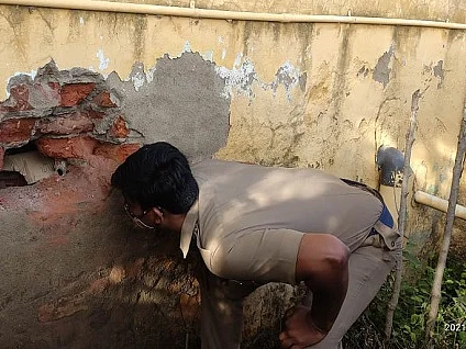 புளியங்குடி: `குடிக்காமல் இருக்க முடியவில்லை'- டாஸ்மாக் சுவற்றில் துளையிட்டு திருட முயன்ற நபர் கைது