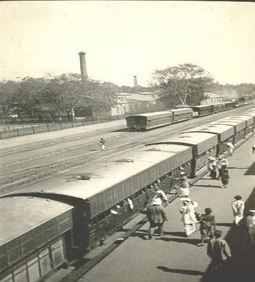 மதுரை ரயில் நிலையம்... பின்னணியில் இருப்பது மதுரா மில்ஸ்.