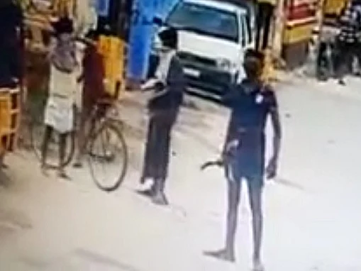 நெல்லை: பட்டப் பகலில் கையில் அரிவாளுடன் வலம் வந்த ரெளடிகள்! - அதிரடி நடவடிக்கை எடுத்த போலீஸ்!