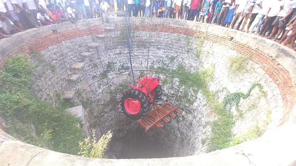 கிணற்றிலிருந்து மீட்கப்படும் டிராக்டர்