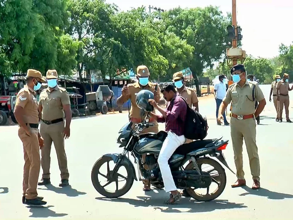 தேனி: முகக்கவசம் அணியாமல் வந்த போலீஸ்; அபராதம் விதித்த எஸ்.பி!