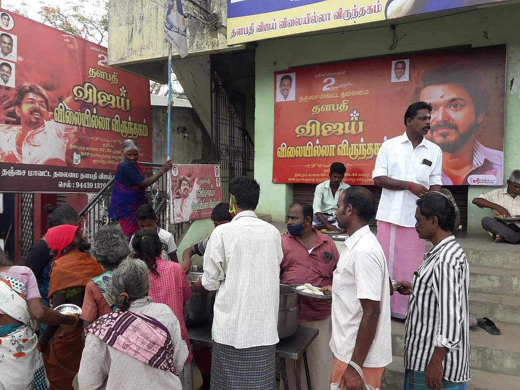 உணவு கொடுக்கும் சரவணன்