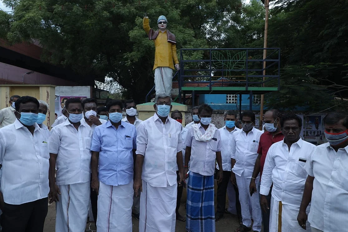 அ.தி.மு.க-வினர் முற்றுகையிட்டு போராட்டம்