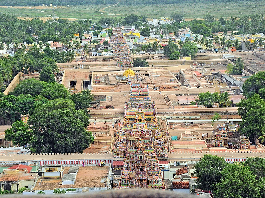 ஸ்ரீரங்கம் : கோயில் நிர்வாகம் ஜீயரை நியமிக்க முடியுமா... சர்ச்சைக் கிளப்பிய அறிவிப்பும், ரத்தும்!