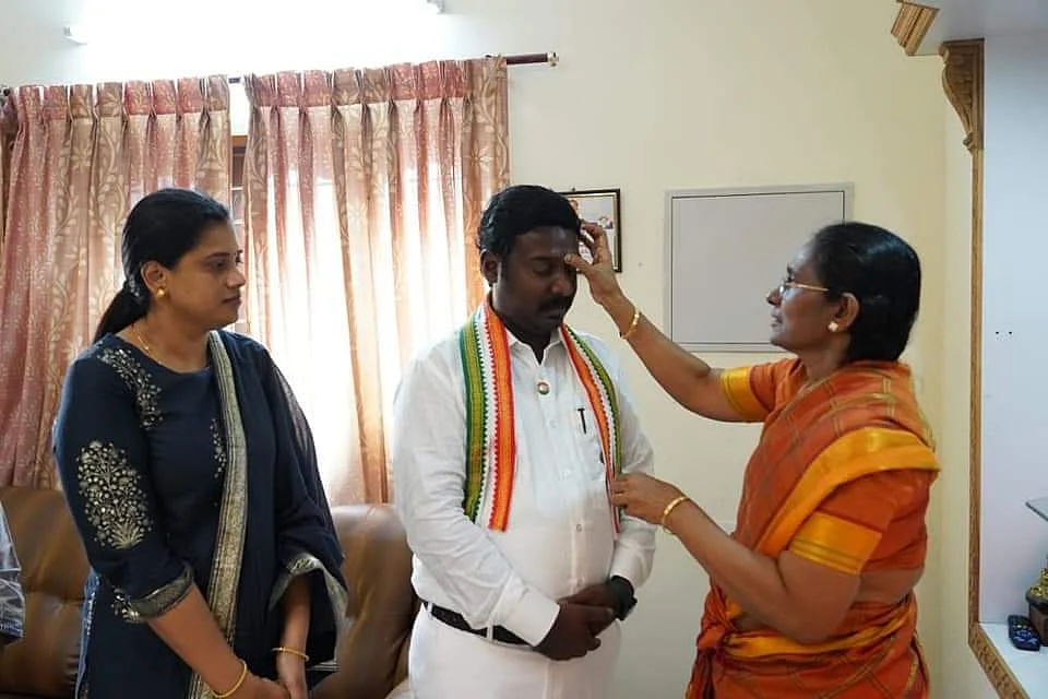 விஜய் வசந்துக்கு வெற்றி திலகமிடும் அவரது தாய்